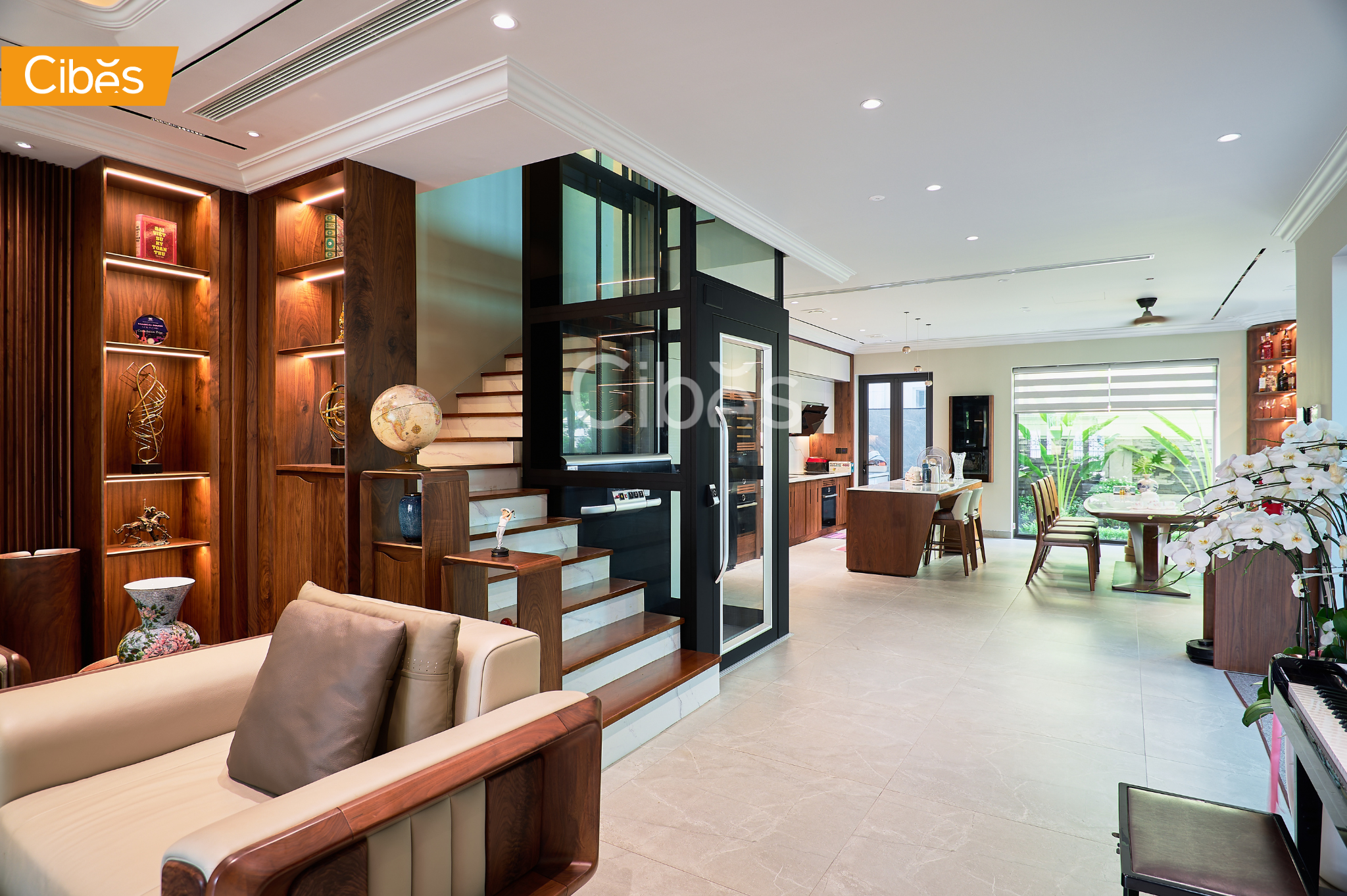 thang máy gia đình lắp đặt giữa thang bộ